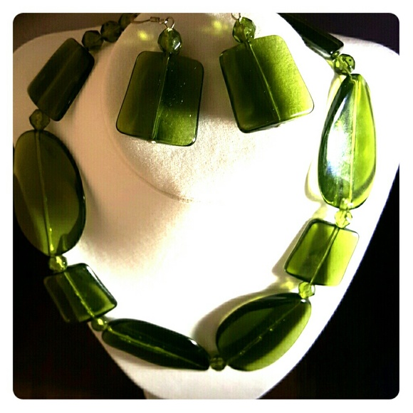 Green necklace + earrings set