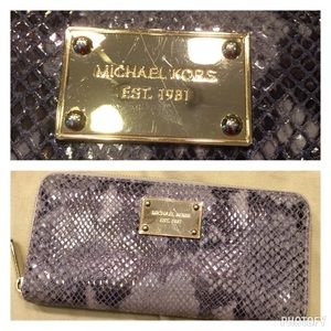 SOLD!! ✳️Michael Kors authentic zipper snakeskin