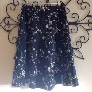 💞 Black skirt embroidered with pastel flowers