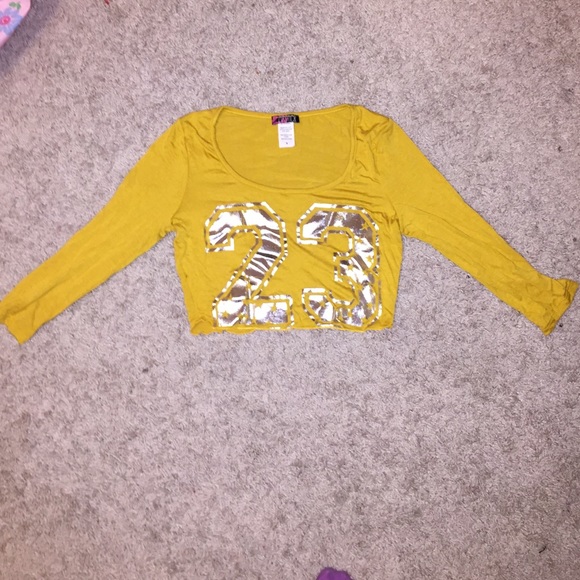 "23" Graphic Crop Top