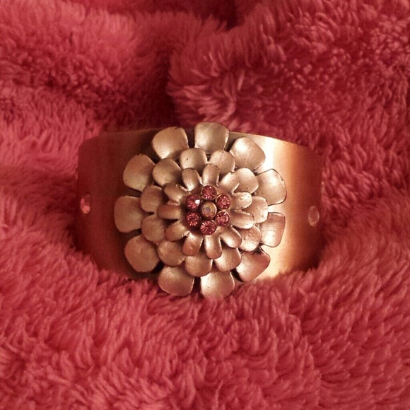 Gorgeous flower bracelet