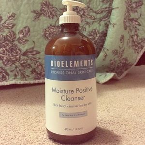 Rich facial cleanser for dry skin.