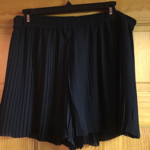 Pleated shorts