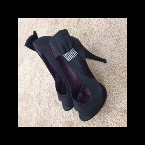 Black peep toe pumps