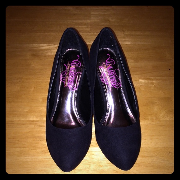 Pointy black pump
