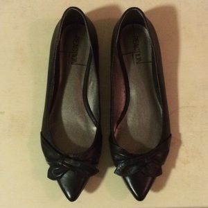 Kenneth Cole Reaction Black Flats (Size 6M)