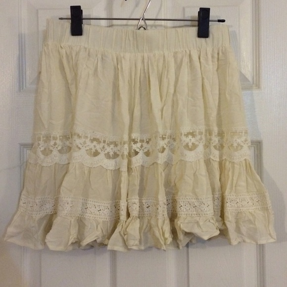 Dainty Beige vintage looking skirt NWT