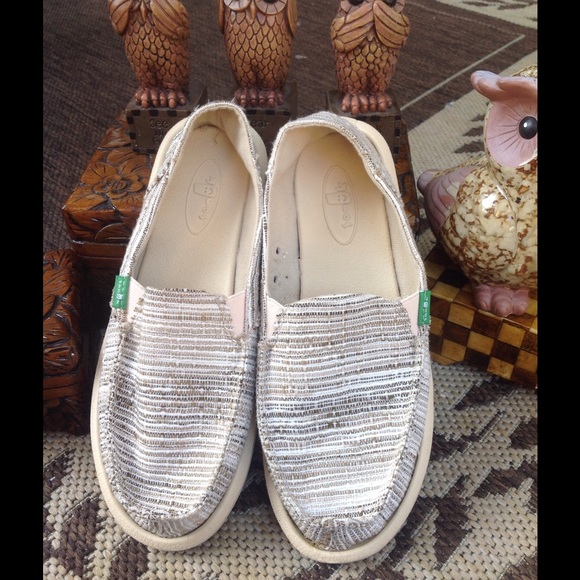💛Sanuk Canvas Shoes in a Size 6💛