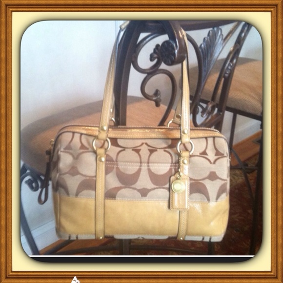Coach Handbags - 💕Coach Signature  handbag with free coin purse
