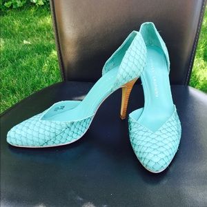 Chinese Laundry Teal pump
