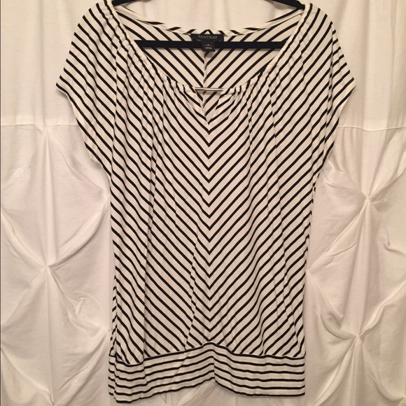 Whit house black market t shirt