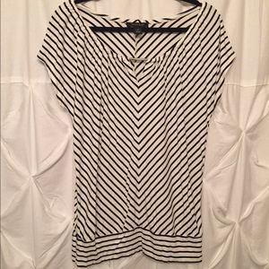 Whit house black market t shirt