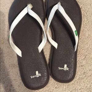 EUC Sanuk Yoga flip flops size 6