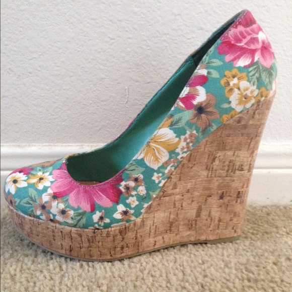 Floral printed wedges