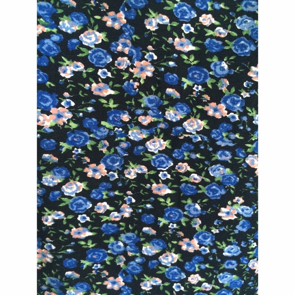 ♻️SWAPPED♻️ blue floral top - Picture 2 of 3