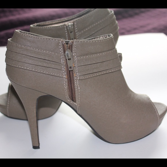 Beige heels - Picture 2 of 3