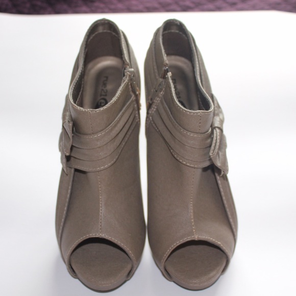 Beige heels - Picture 3 of 3