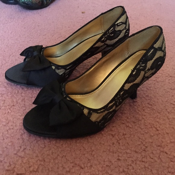 Black and lace Fioni pumps