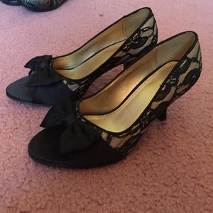 Black and lace Fioni pumps