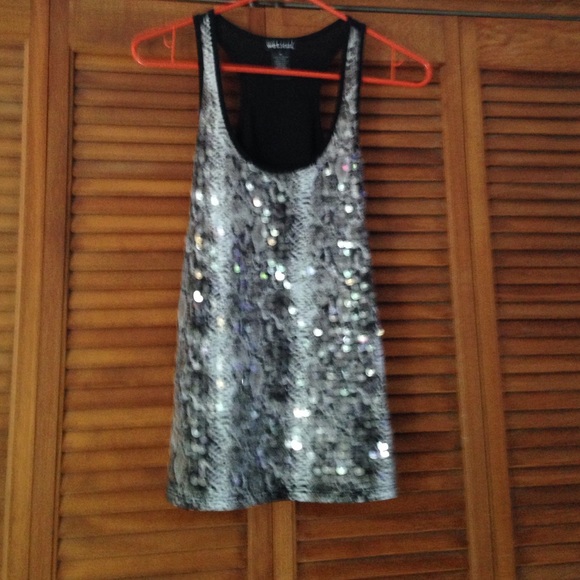 Sequenced snake skin tank