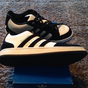 Original Men's 9 Adidas obliterating sneakers