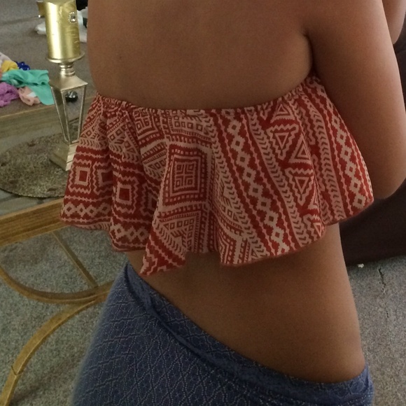 Strapless ruffled crop top - Picture 2 of 3