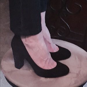 Mint Size 7 Ann Taylor pumps black w/blue heels
