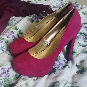 Magenta pumps