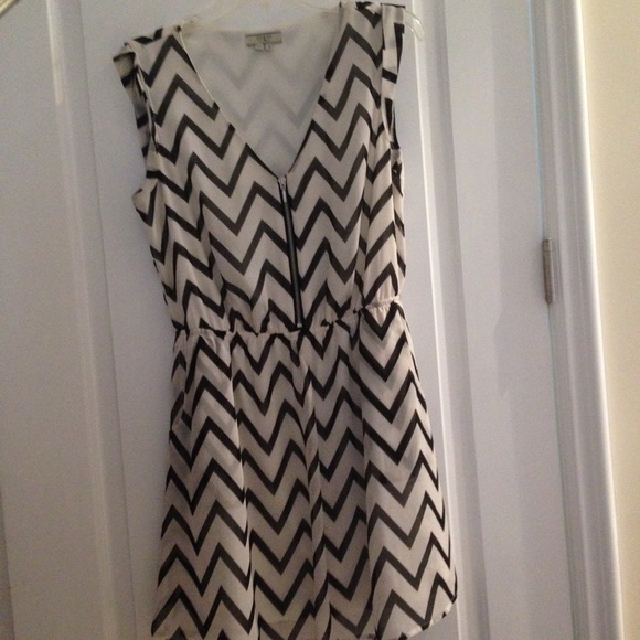 Guess zig zag striped dress