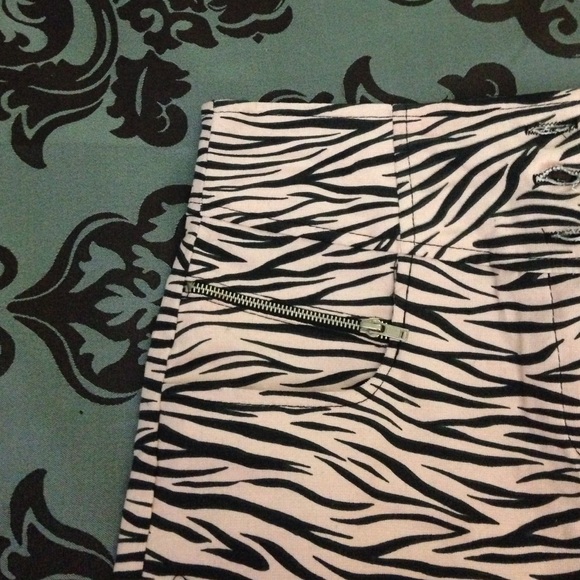 Pink and black skirt - Picture 2 of 3