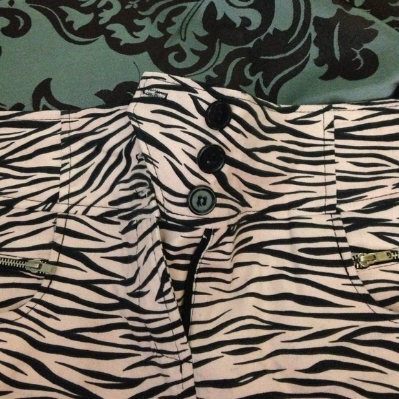 Pink and black skirt - Picture 3 of 3