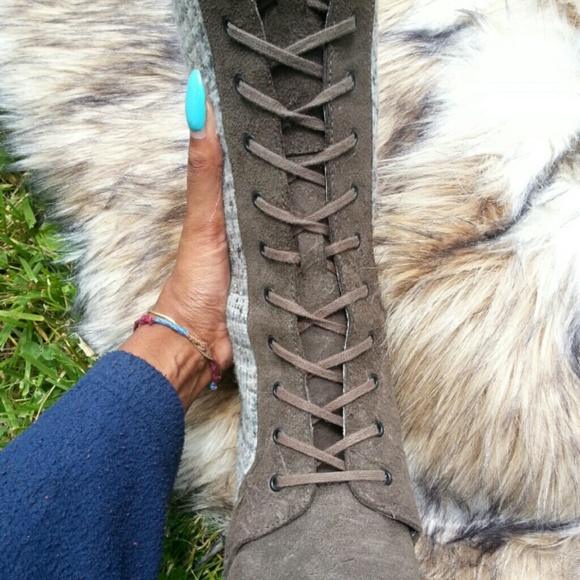 Gorgeous knee high lace up heel riding boots - Picture 3 of 4