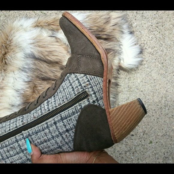 Gorgeous knee high lace up heel riding boots - Picture 2 of 4