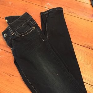 Dark washed size 25 skinny jeans by Guess