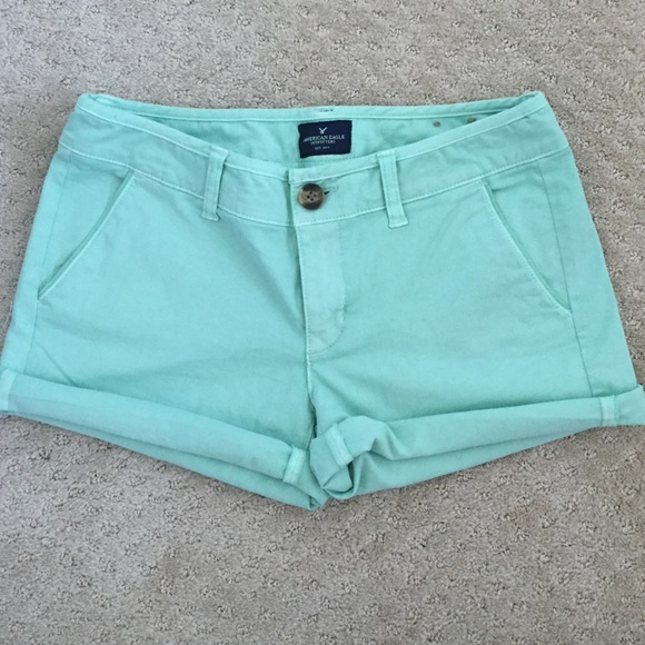 🏆 Pale Green American Eagle Midi Shorts 🏆
