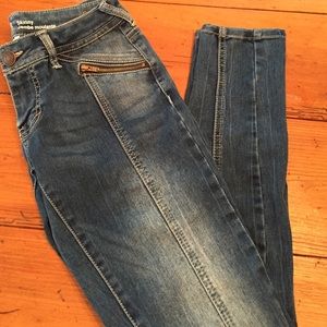Fashion skinny jeans with zippered pockets