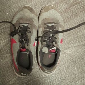 Nike Gray/Pink Tennis Shoes