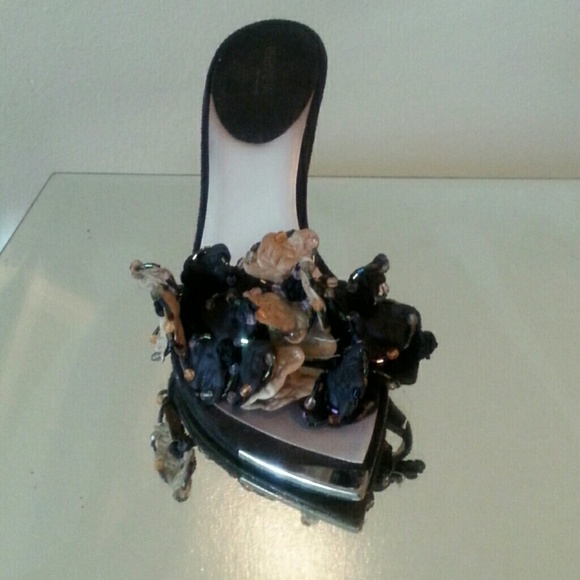 SOLD Sandals with flower detailing - Picture 2 of 4