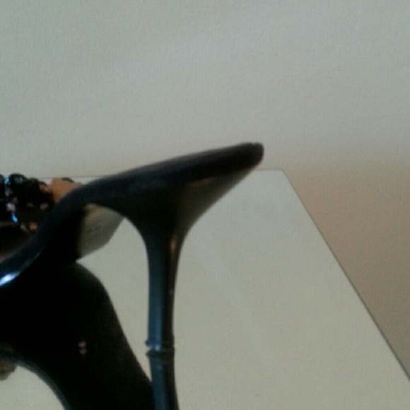 SOLD Sandals with flower detailing - Picture 3 of 4