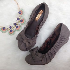 Gray Bow Wedge