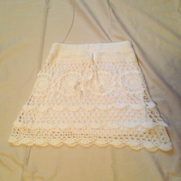 Super soft white knit skirt with lining.