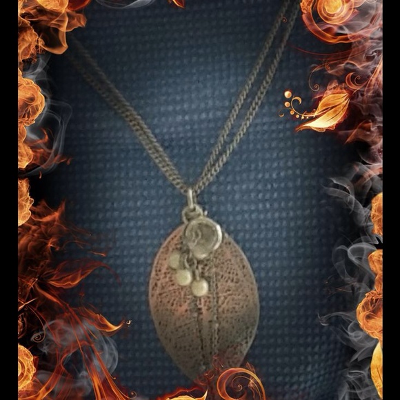 PRETTY VINTAGE LEAF NECKLACE W/ 4 LITTLE PEARLS 🎀 - Picture 2 of 3