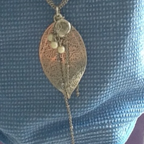 PRETTY VINTAGE LEAF NECKLACE W/ 4 LITTLE PEARLS 🎀 - Picture 3 of 3