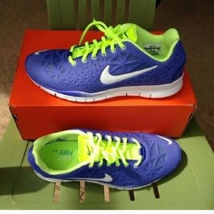 WMNS  NIKE FREE TRAINING/RUNNING SHOE SZ 10