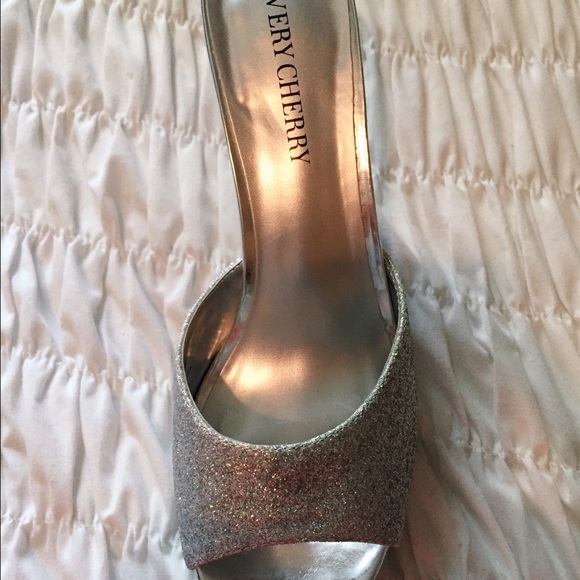 Elegant prom heels - Picture 3 of 3