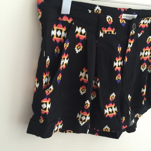 Cuffed Geometric Print Shorts NWOT - Picture 3 of 4