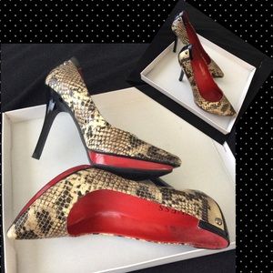 FLASH SALE......GUESS SNAKESKIN PUMPS