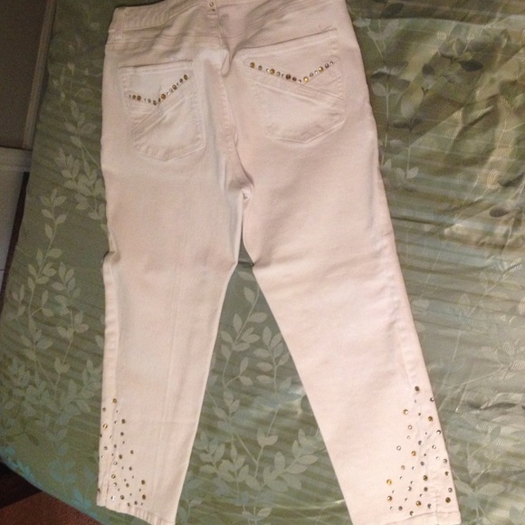 ♦️REDUCED💲♦️Sexy white studded capris
