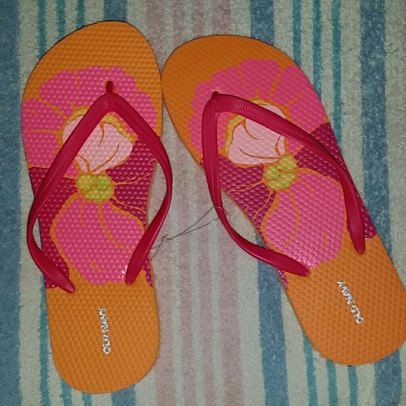 Cute OLD NAVY flip flops. New sz 9