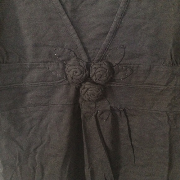 Venezia - 3/4 sleeve tie back tee with roses - blk - Picture 2 of 3